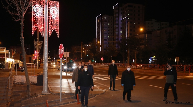 Kayseri Talas’ta ana arterlerdeki direklere ışıklı Türk Bayrağı yapıldı!