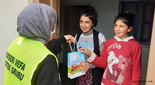 Kayseri Talaslıların Bayrakları ve Kitapları Kapılarında