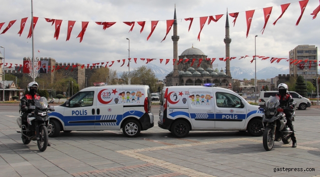 Polis ekipleri şehir turu atarak, çocukların bayramını kutladı