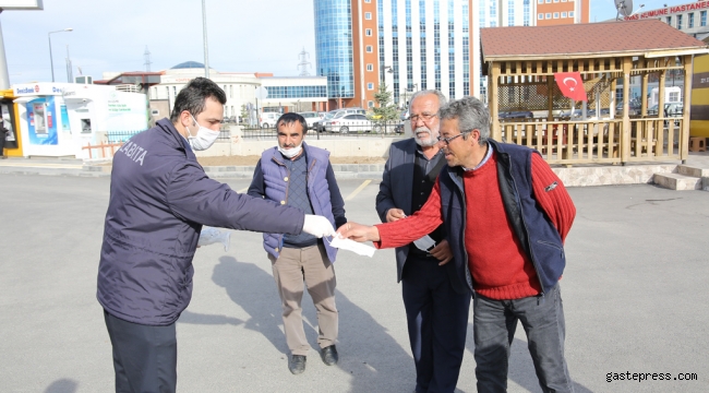 Sivas Belediyesi Zabıta Ekipleri Maske Dağıtımına Devam Ediyor
