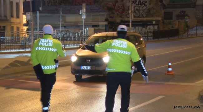 Sokağa çıkma yasağıyla birlikte polis denetimleri başladı