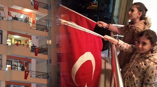 Türkiye tek yürek oldu! İstiklal Marşı'nı balkonlardan okudu