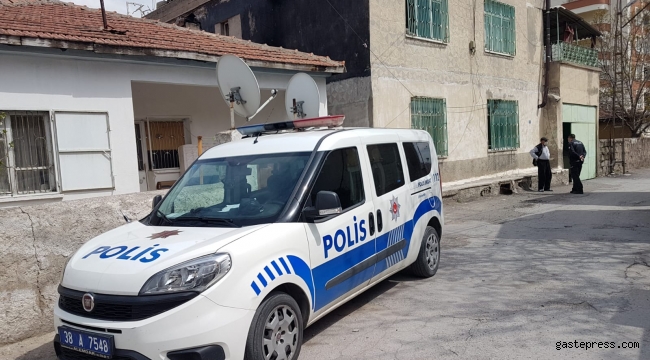 Yalnız yaşadığı evinde ölü bulundu