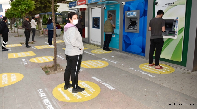 Adana'da Semt pazarlarında ve ATM önlerinde sosyal mesafe işaretlemesi sürüyor!