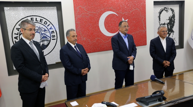 Bakan Özhaseki Talas Belediye Başkanı Mustafa Yalçın’ın bütün projeleri hayata geçirecek bilgi ve birikime sahip olduğuna vurgu yaptı.