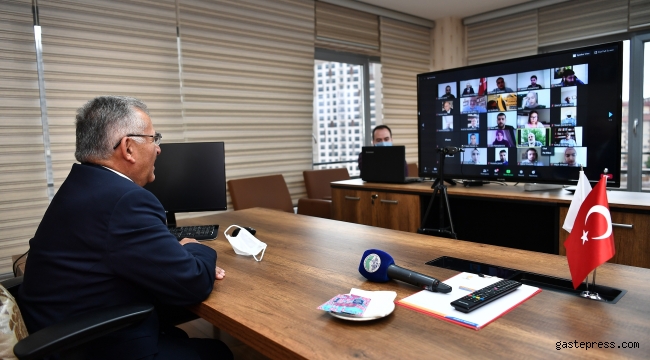 Başkan Büyükkılıç bayram mesaisini aralıksız sürdürerek siyasi partiler ve öğrencilerle bayramlaştı
