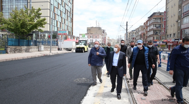 Başkan Büyükkılıç, sokağa çıkma kısıtlamasında devam eden asfalt çalışmalarını takip etti