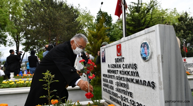 Büyükşehir Belediye Başkanı Dr. Memduh Büyükkılıç Ramazan Bayramı’nın ilk gününde şehit aileleri ile bayramlaştı