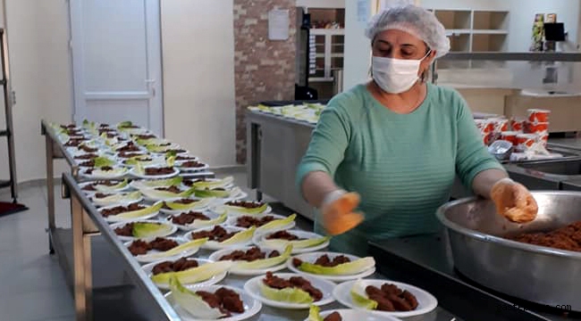 Gözlem altındaki vatandaşlara çiğ köfte ikram edildi