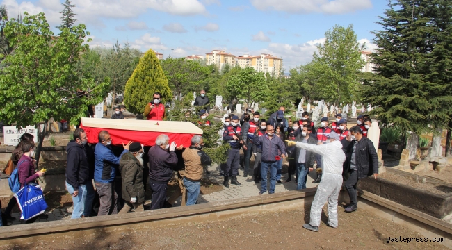 Grup Yorum üyesi Gökçek, Kayseri'de toprağa verildi