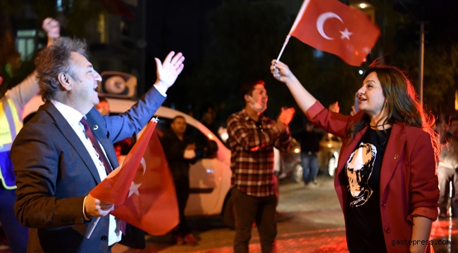 Haydi Bornova 19 Mayıs'da balkonlara!