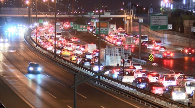 İstanbullu sokağa çıkma kısıtlamasına trafikte yakalandı