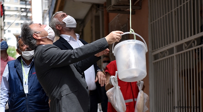 İzmir Bornova Belediyesi ilçe genelindeki ekmek dağıtımına devam ediyor