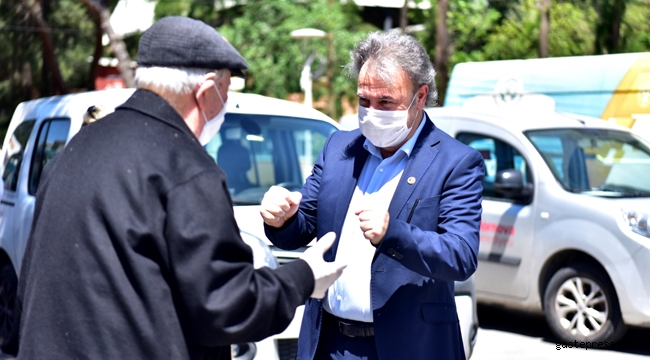 İzmir Bornova’da 65 yaşüstü vatandaşlara çiçek ve maske sürprizi! 