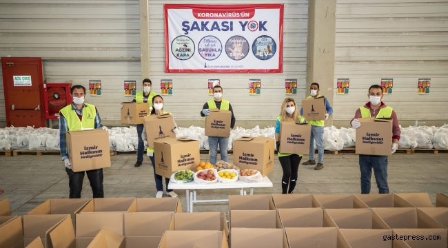  İzmir Büyükşehir Belediyesi,Biz Varız kampanyasında 85 bin gıda kolisi dağıttı.