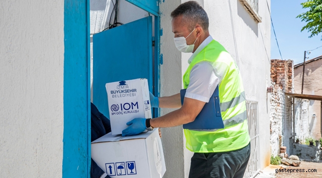 İzmir’deki mültecilere hijyen ve gıda paketi desteği verildi!