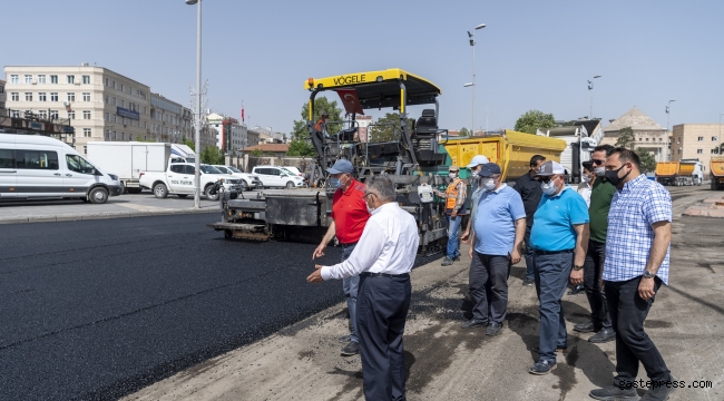 Kayseri Büyükşehir Belediye Başkanı Büyükkılıç, Cumhuriyet Meydanı’nda asfaltlama çalışmaları yapan ekipleri ziyaret etti.