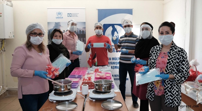 Kayseri'de Afgan mülteciler, maske ve sabun üretiyor