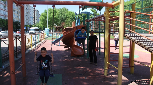 Kayseri'de, çocuklar parklarda doyasıya eğlendi