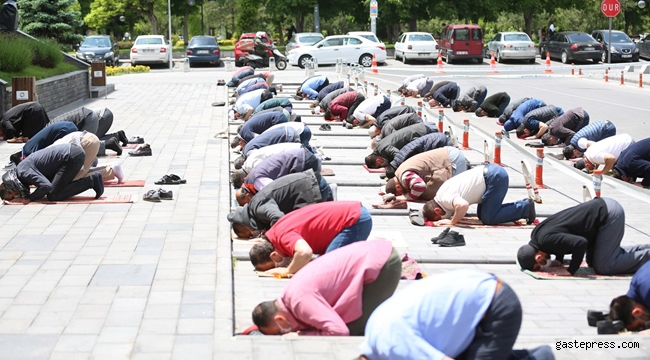 Kayseri'de Kocasinan Belediye Ekipleri, Cuma Namazı Öncesi Meske ve Seccade Dağıttı!