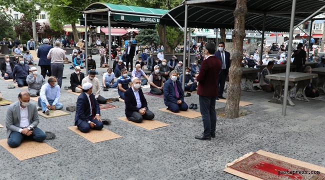 Kayseri'de Melikgazi Belediyesi Cuma Namazında Tek Kullanımlık Seccade ve Maske Dağıttı!