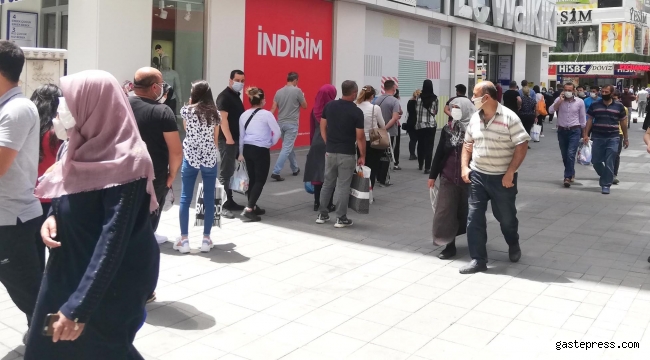 Kayseri'de sokağa çıkma kısıtlaması öncesi bayram yoğunluğu