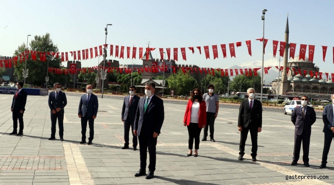 Kayseri'de, 'sosyal mesafe'li 19 Mayıs töreni
