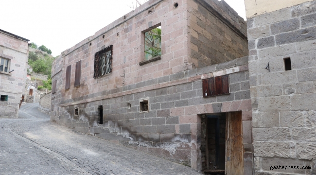 Kayseri'de tarihi evin çatısı çöktü: 2 yaralı