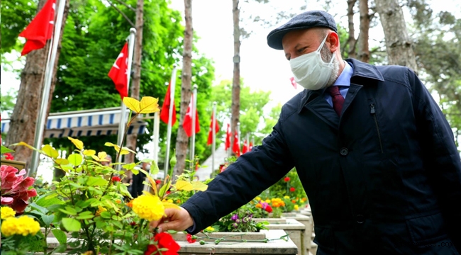 Kayseri Kocasinan'da Ahmet Başkan, Şehitlerimize Dua Etti ve Büyüklerle Bayramlaştı!