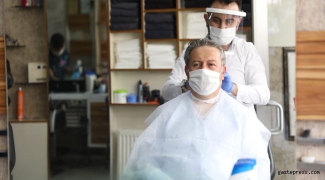 Kayseri Melikgazi Belediye Başkanı Mustafa Palancıoğlu Hem Traş Oldu, Hem Sperli Maske Dağıttı
