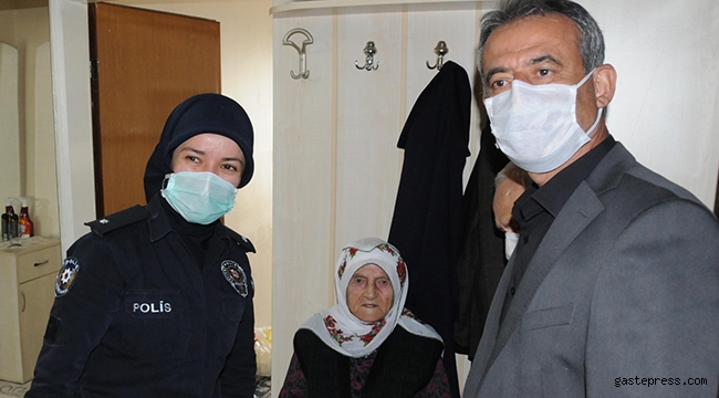 Kayseri polisinden Zekiye nineye 'Anneler Günü' ziyareti