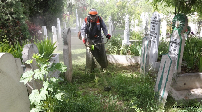 Mezarlık Ziyaretlerinde Sosyal Mesafeye Uyalım