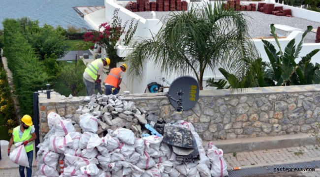 Özdil'in villasındaki kaçak eklentilerin yıkımı sürüyor