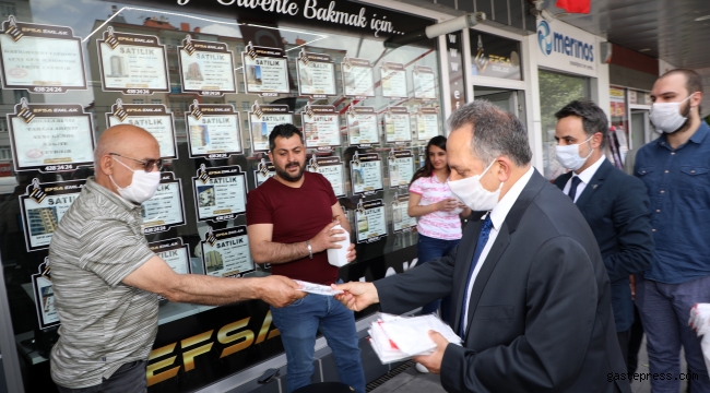 Talas Belediye Başkanı Mustafa Yalçın ve AK Parti Talas İlçe Başkanı Kerem Ekici, Maske Dağıttı