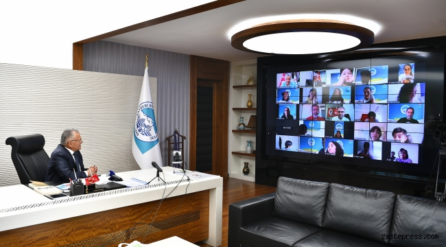 Başkan Büyükkılıç çocuklarla her koşulda birlikte olmaya devam ediyor.