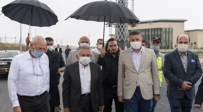 Başkan Büyükkılıç, her hafta sonu farklı bölgelerdeki asfalt çalışmalarını yerinde takip etmeye devam ediyor.
