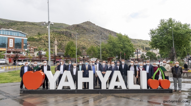 Başkan Büyükkılıç Yahyalı ve Yeşilhisar İlçelerinde Vatandaşlarla Buluştu