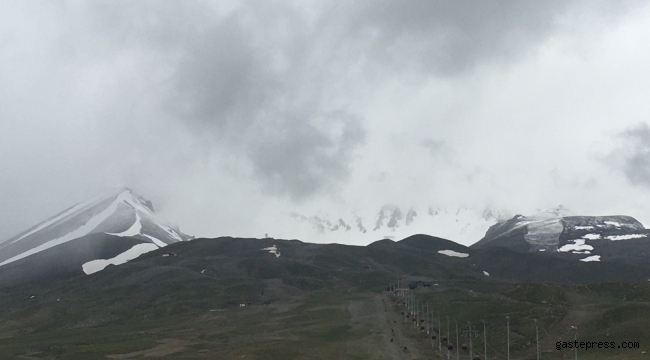 Erciyes'e kar yağdı