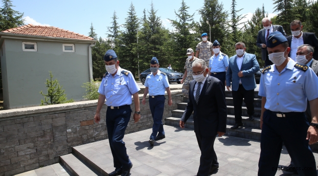 Kayseri Büyükşehir Belediye Başkanı Dr. Memduh Büyükkılıç, Kayseri 2'nci Hava İkmal Bakım Merkezi'ni ziyaret etti.