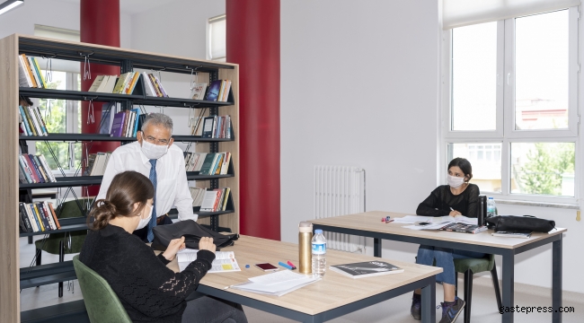 Kayseri Büyükşehir Belediye Başkanı Memduh Büyükkılıç, Argıncık Semt Kütüphanesini Gezdi