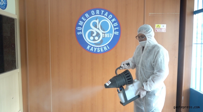 Kayseri Büyükşehir ekipleri, okullardaki dezenfeksiyon çalışmalarını tamamladı.