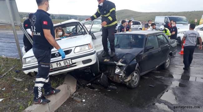 Kayseri'de iki otomobil çarpıştı: 9 yaralı