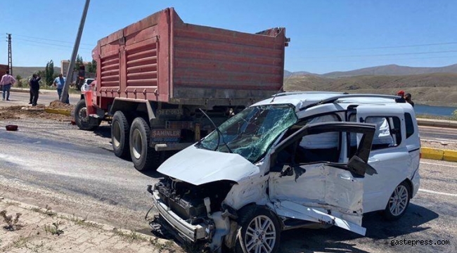 Kayseri'de kamyon ile hafif ticari araç çarpıştı: 5 yaralı