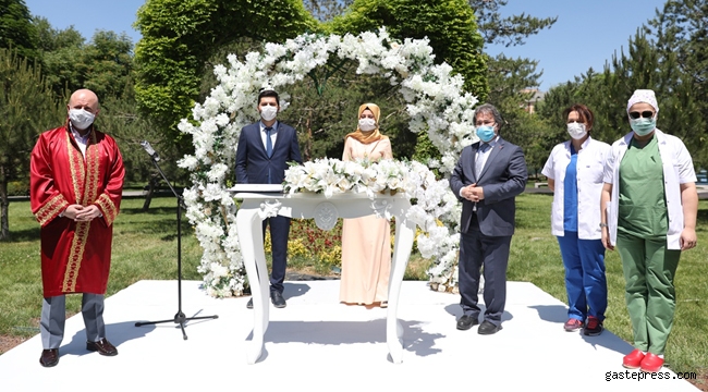 Kayseri Kocasinan'da Başkan Ahmet Çolakbayrakdar, Sosyal Mesafeli Nikah Kıydı!