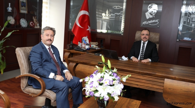 Kayseri Melikgazi Belediye Başkanı Mustafa Palancıoğlu, Kaymakam Erkaya Yırık'a Melikgazi'ye Hizmetlerinden Dolayı Teşekkür etti.