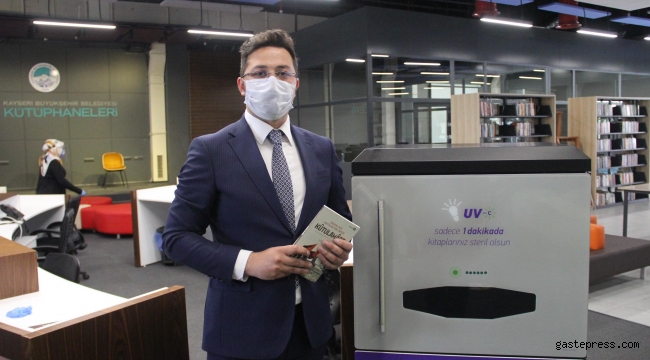 Kütüphanedeki kitaplar ultraviyole ışınlarla sterilize ediliyor