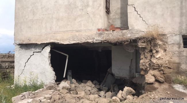Metruk evin duvarı çöktü