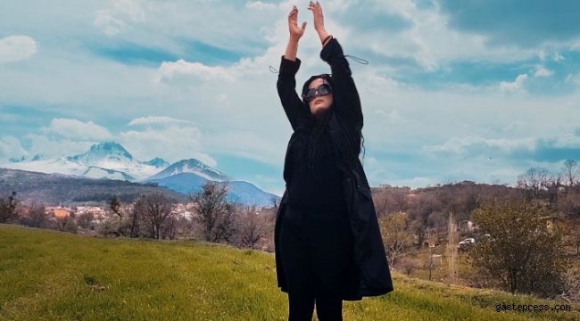 MS hastası sanatçıdan 'sosyal mesafeli' klip
