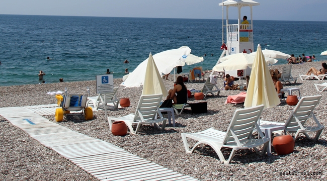 Antalya Konyaaltı Ekdağ Plajı tatilcilerin gözdesi oldu! 