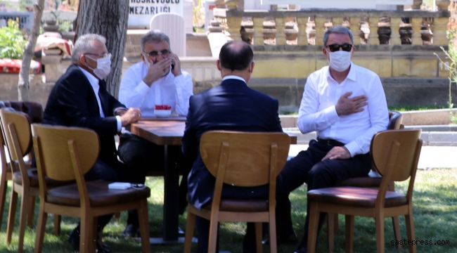 Bakan Akar, Kayseri'de anne ve babasının kabrini ziyaret etti!